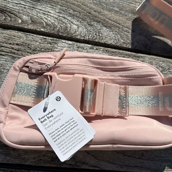 Lululemon Everywhere Belt Bag 1L Pink Mist/Silver/White Opal pink‎ NWT - Picture 4 of 5